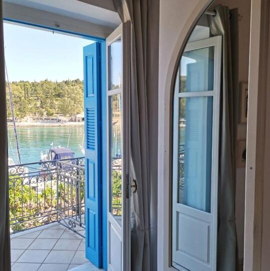 Seamore Pension στο Γαλαξίδι-Διαμονή με άνεση και θέα στη Φωκίδα