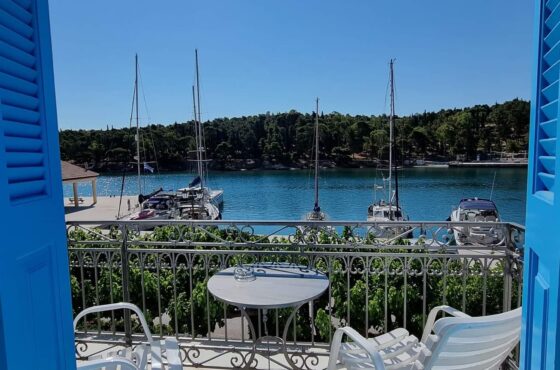 Seamore Pension στο Γαλαξίδι-Διαμονή με άνεση και θέα στη Φωκίδα