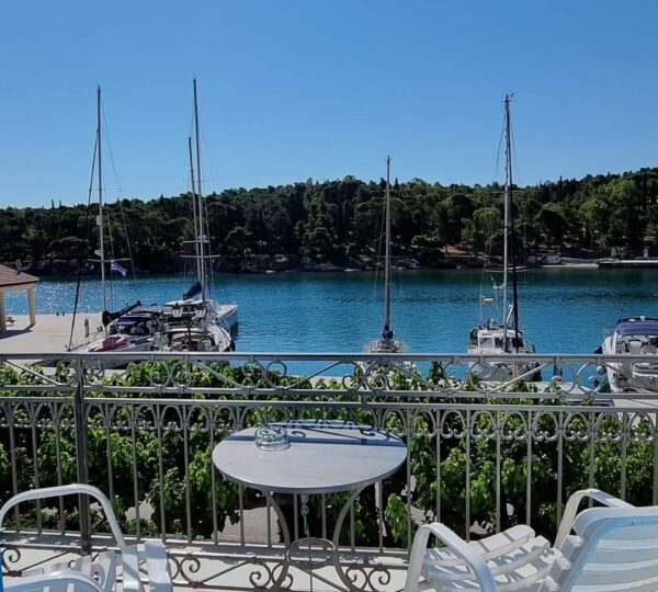 Seamore Pension στο Γαλαξίδι-Διαμονή με άνεση και θέα στη Φωκίδα