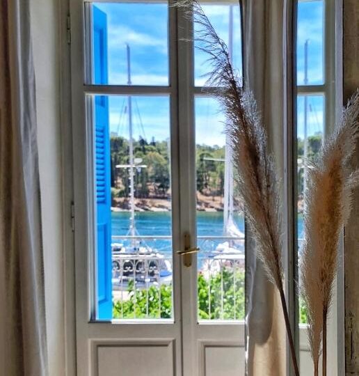 Seamore Pension στο Γαλαξίδι-Διαμονή με άνεση και θέα στη Φωκίδα